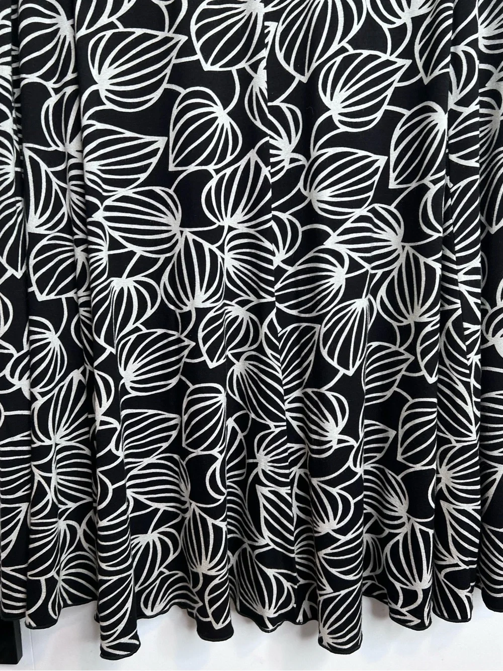 Karen Kane Black White Tres Jolie Full Floral Flared A-Line Skirt. Size 2X. NWT.